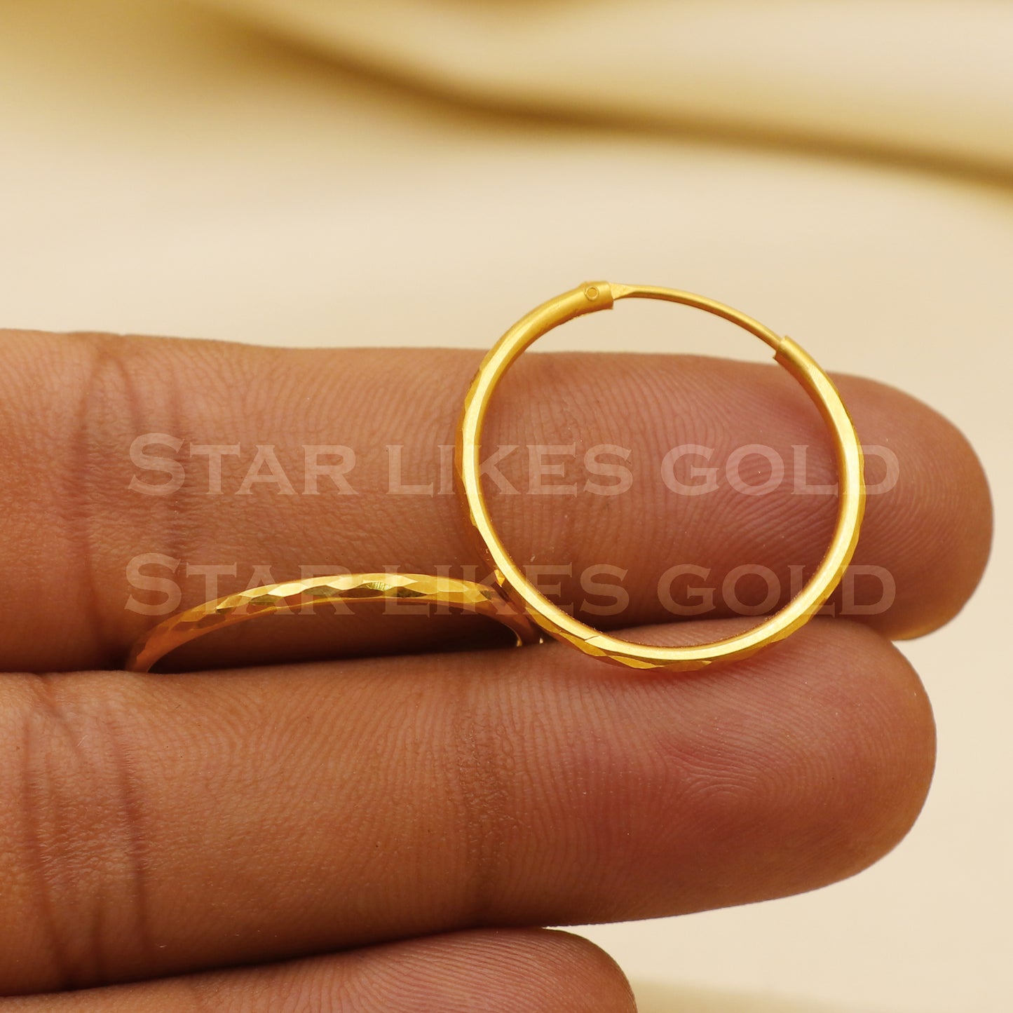 18 karat 18k gold bali hoop earrings, B1502