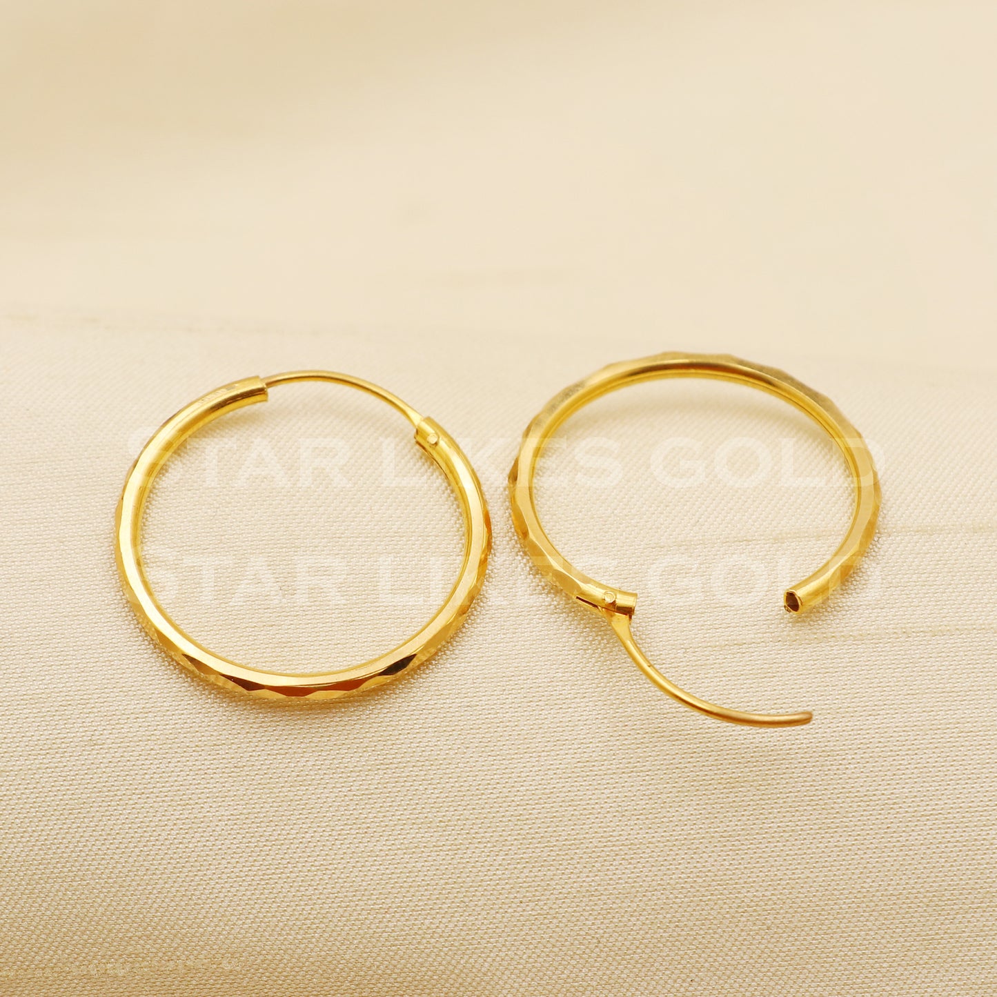 18 karat 18k gold bali hoop earrings, B1503