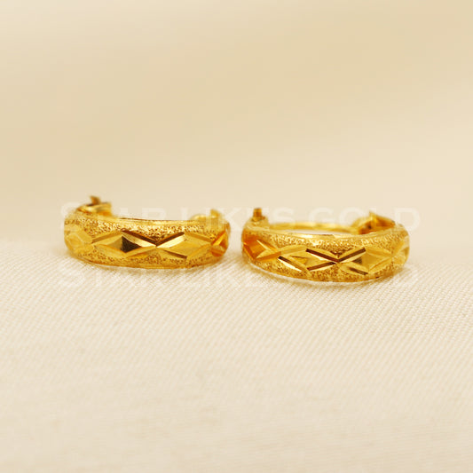 18 karat 18k gold bali hoop earrings, B1504
