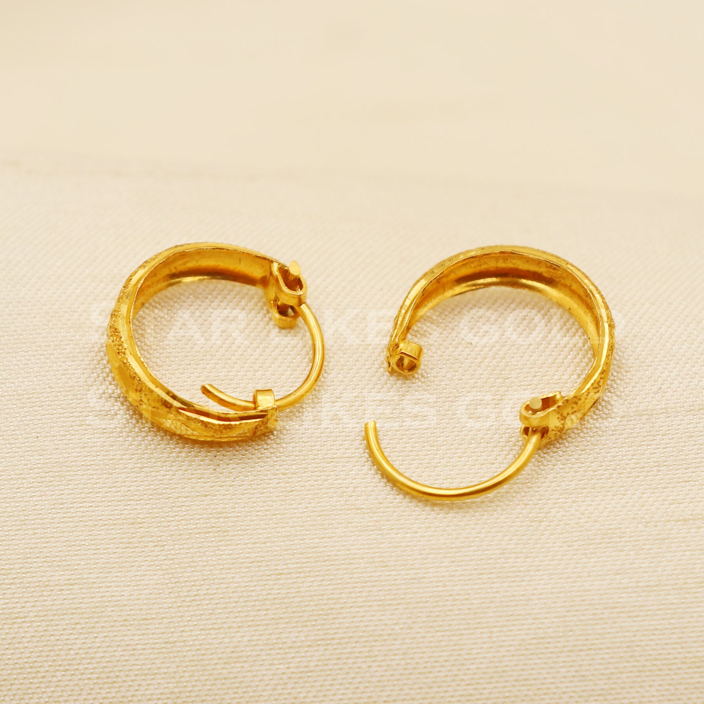 18 karat 18k gold bali hoop earrings, B1504