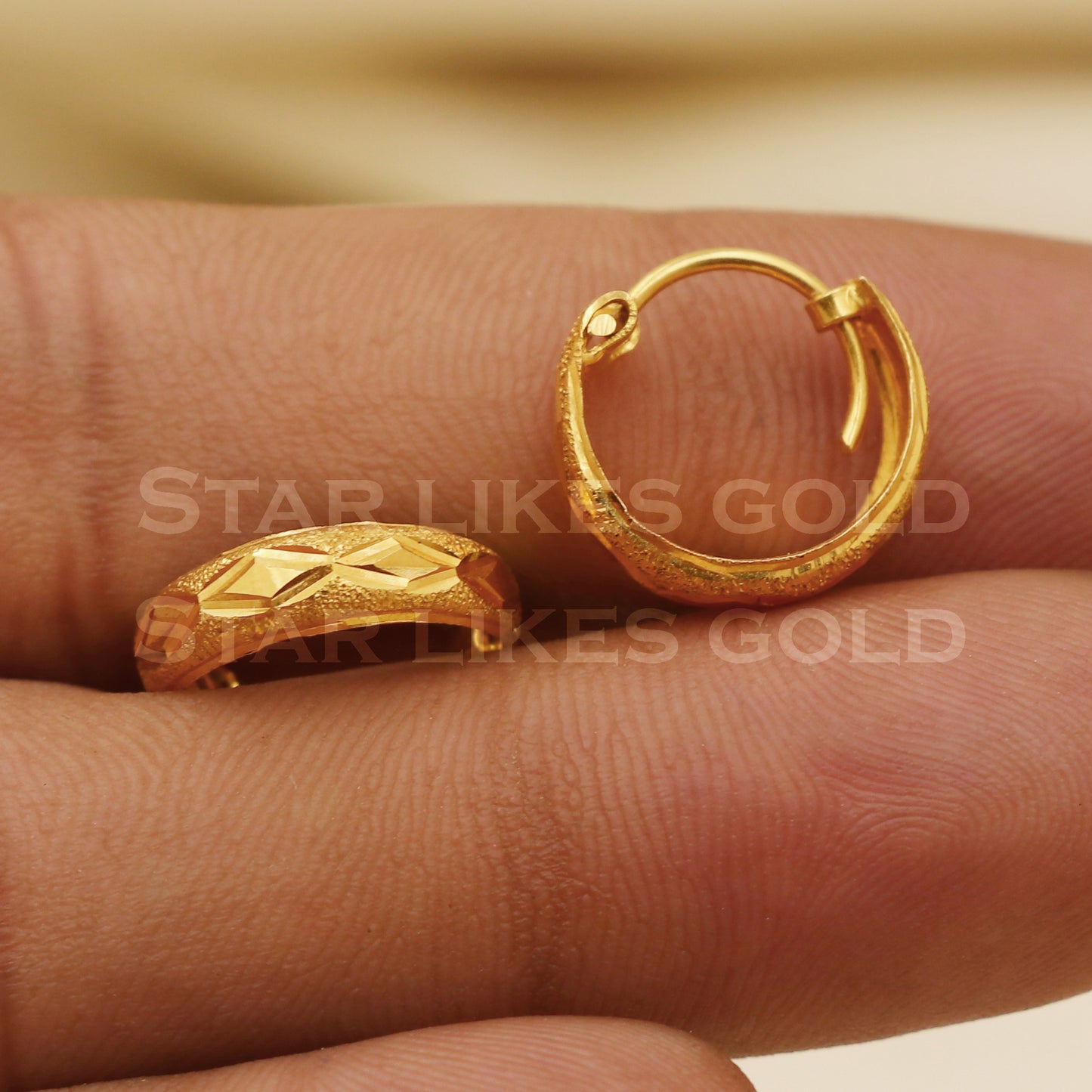 18 karat 18k gold bali hoop earrings, B1504