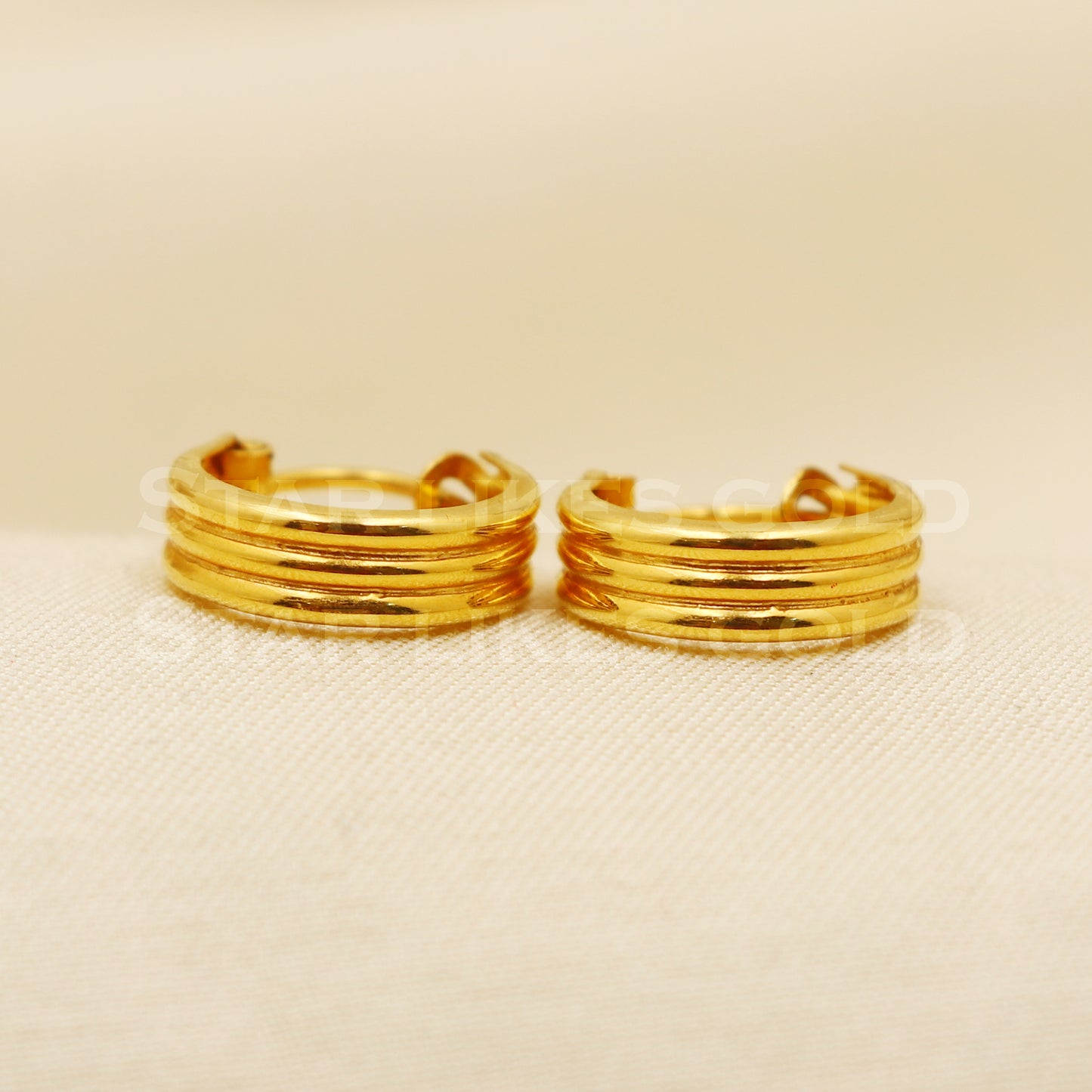 18 karat 18k gold bali hoop earrings, B1505