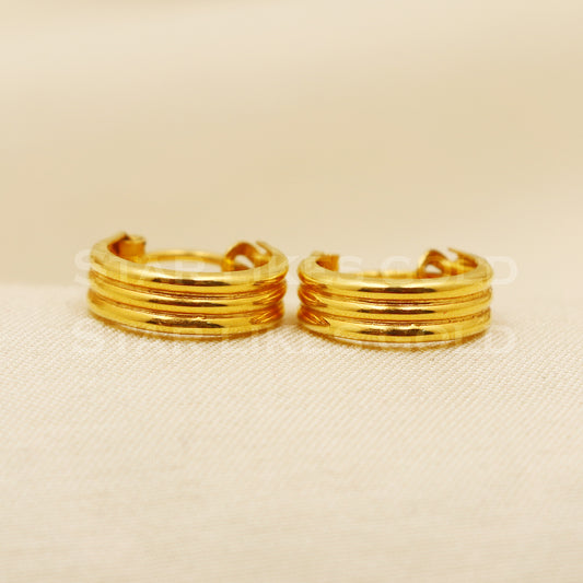 18 karat 18k gold bali hoop earrings, B1505