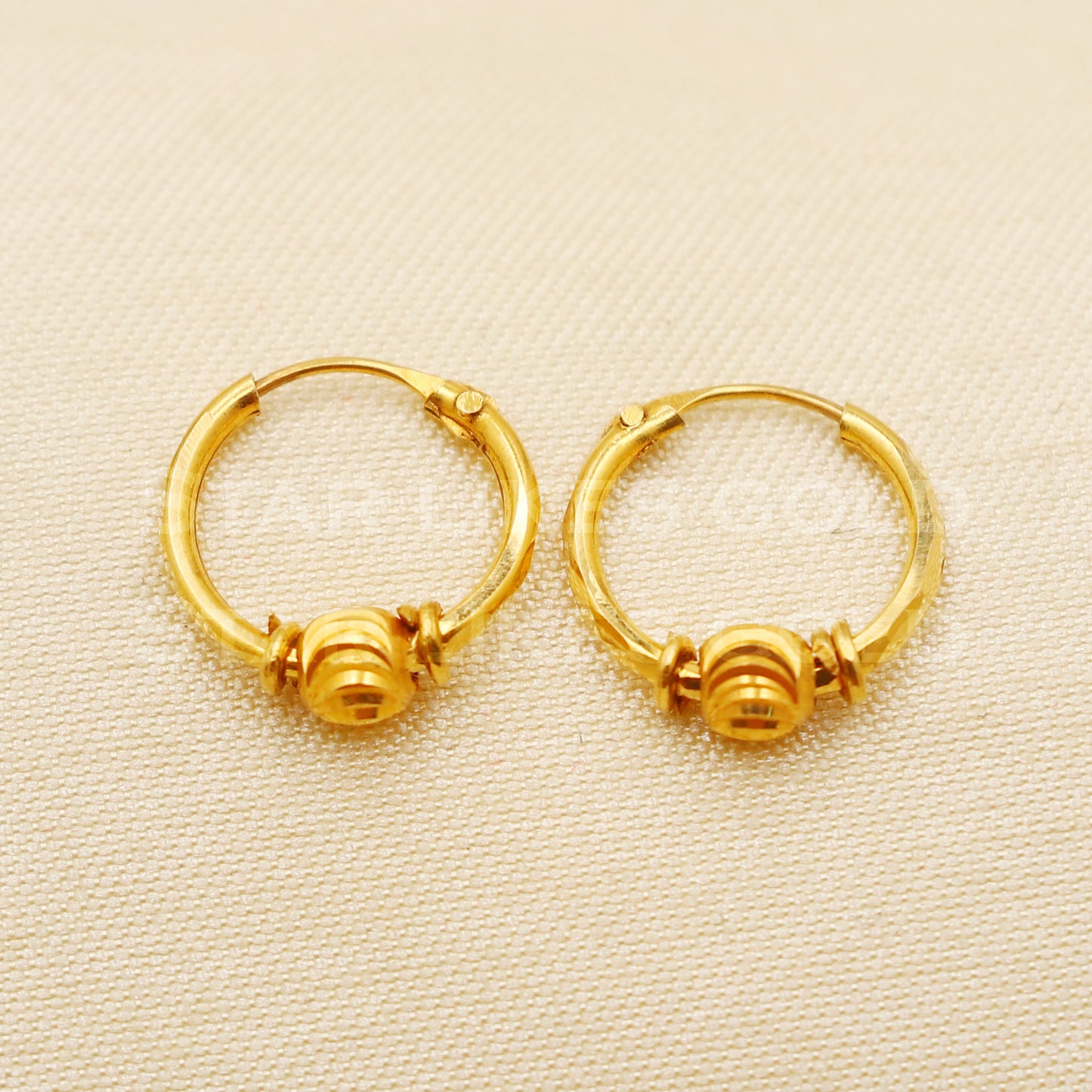 18 karat 18k gold bali hoop earrings, B1508