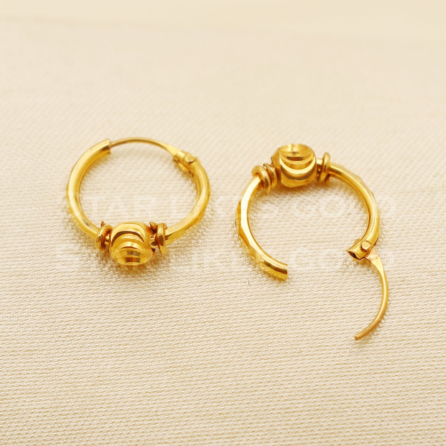 18 karat 18k gold bali hoop earrings, B1508