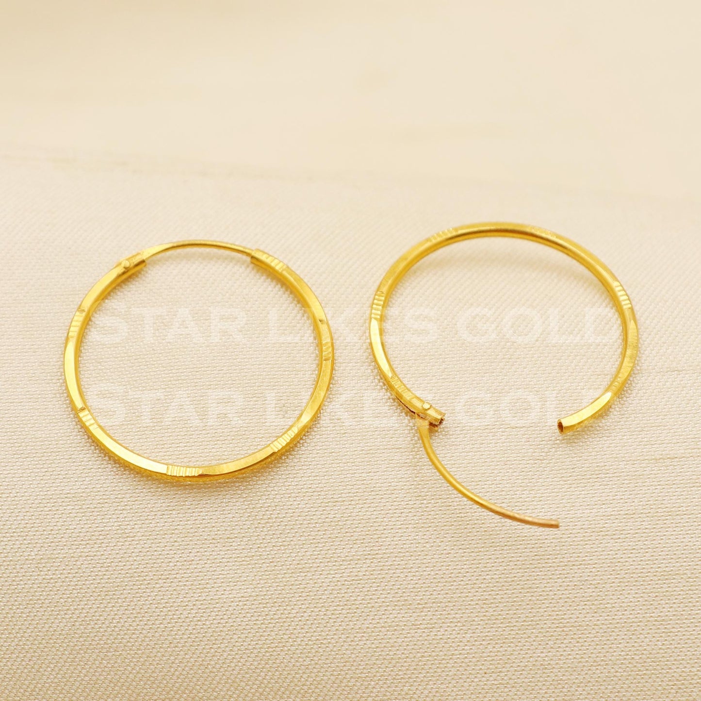 18 karat 18k gold bali hoop earrings, B1497
