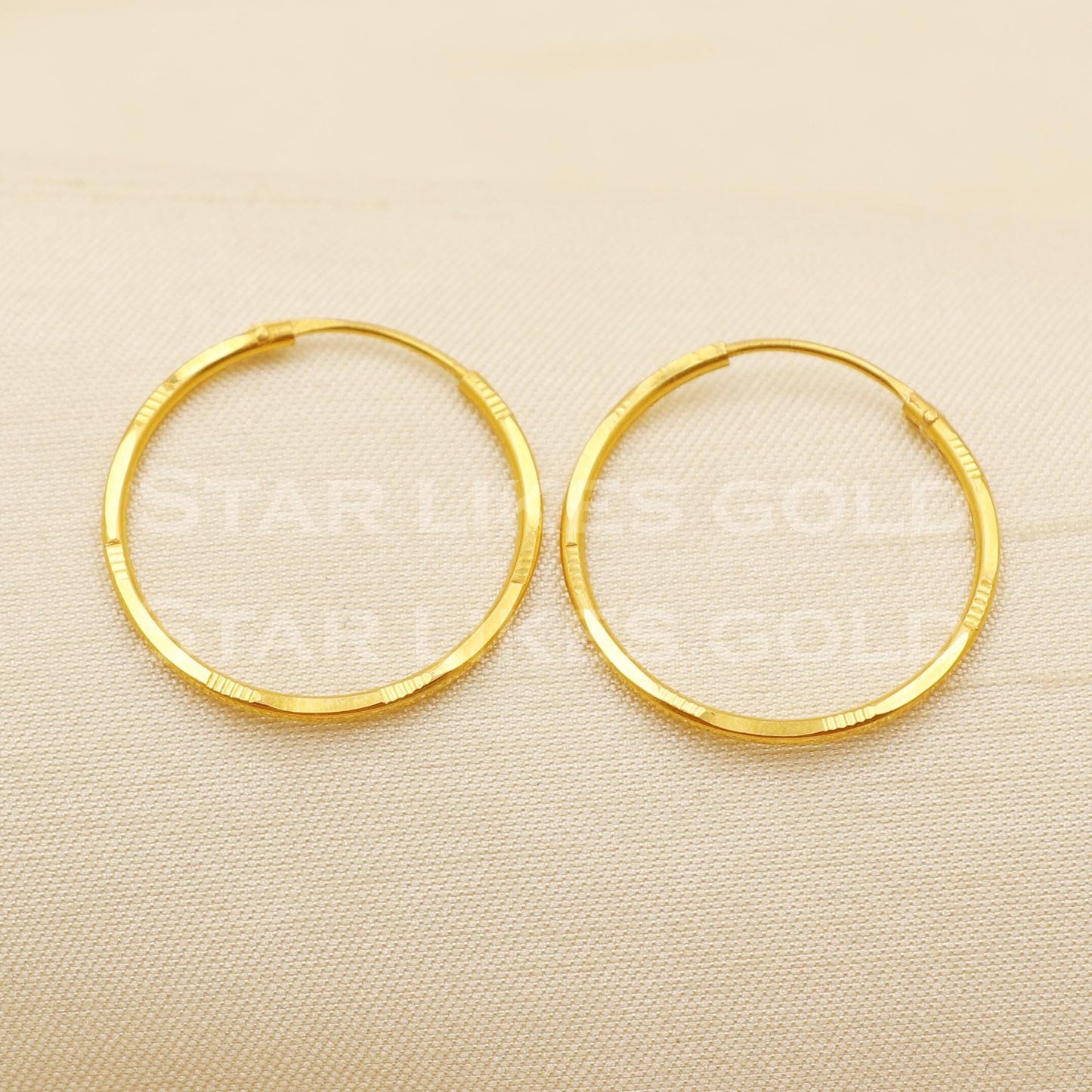 18 karat 18k gold bali hoop earrings, B1497