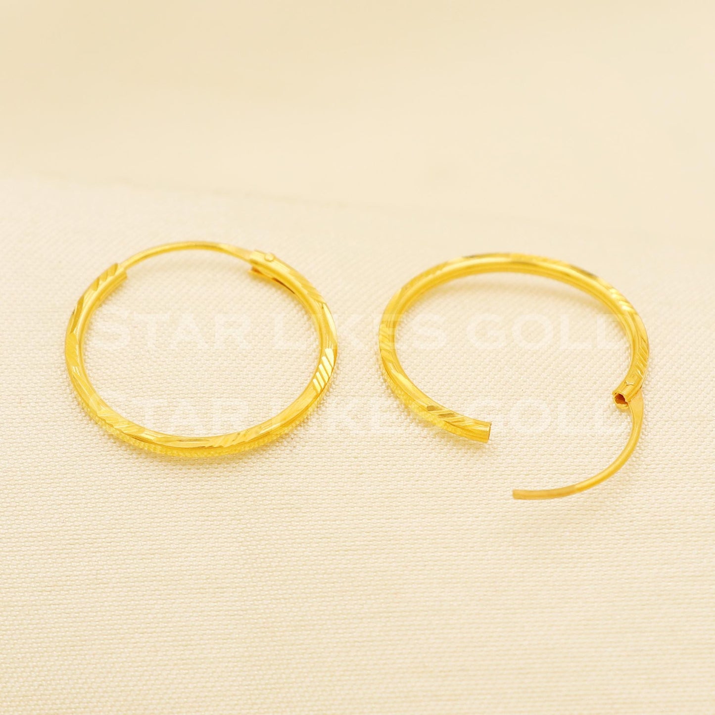 18 karat 18k gold bali hoop earrings, B1495