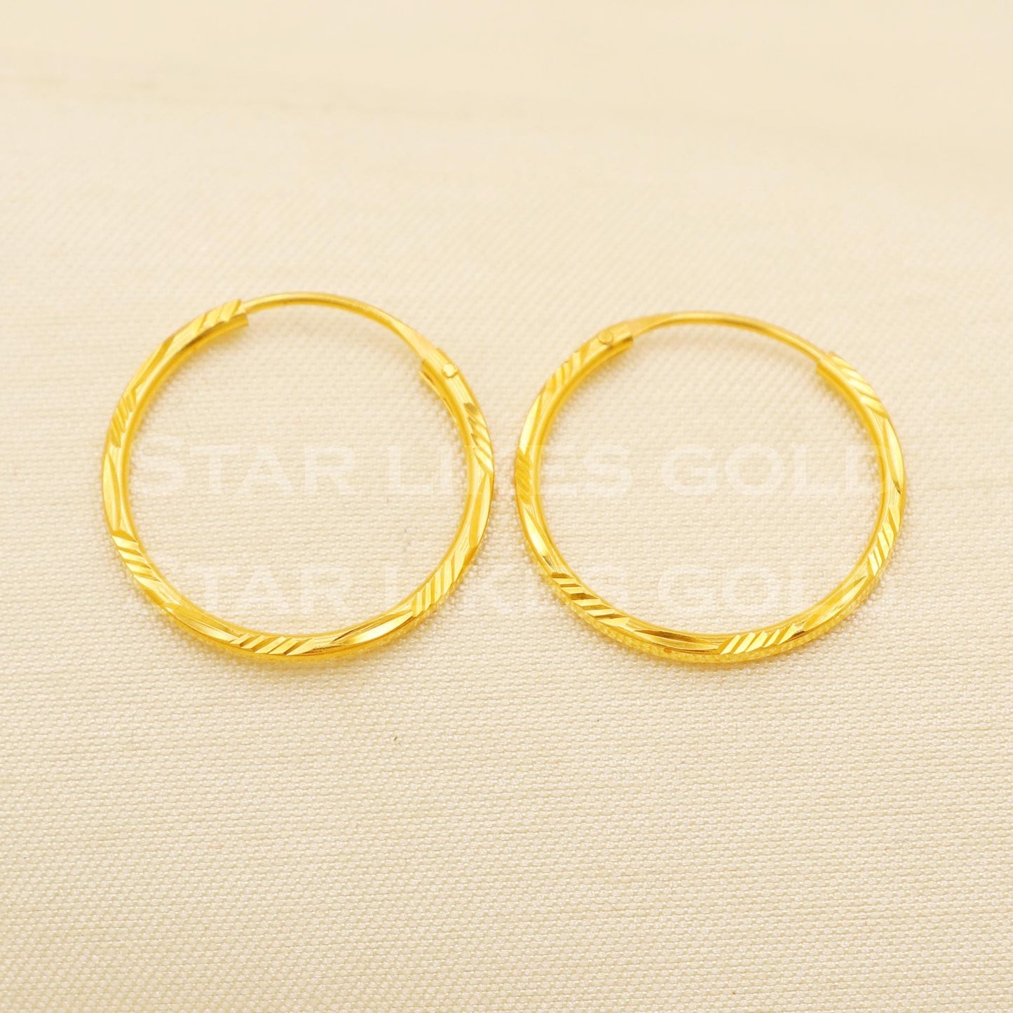18 karat 18k gold bali hoop earrings, B1495