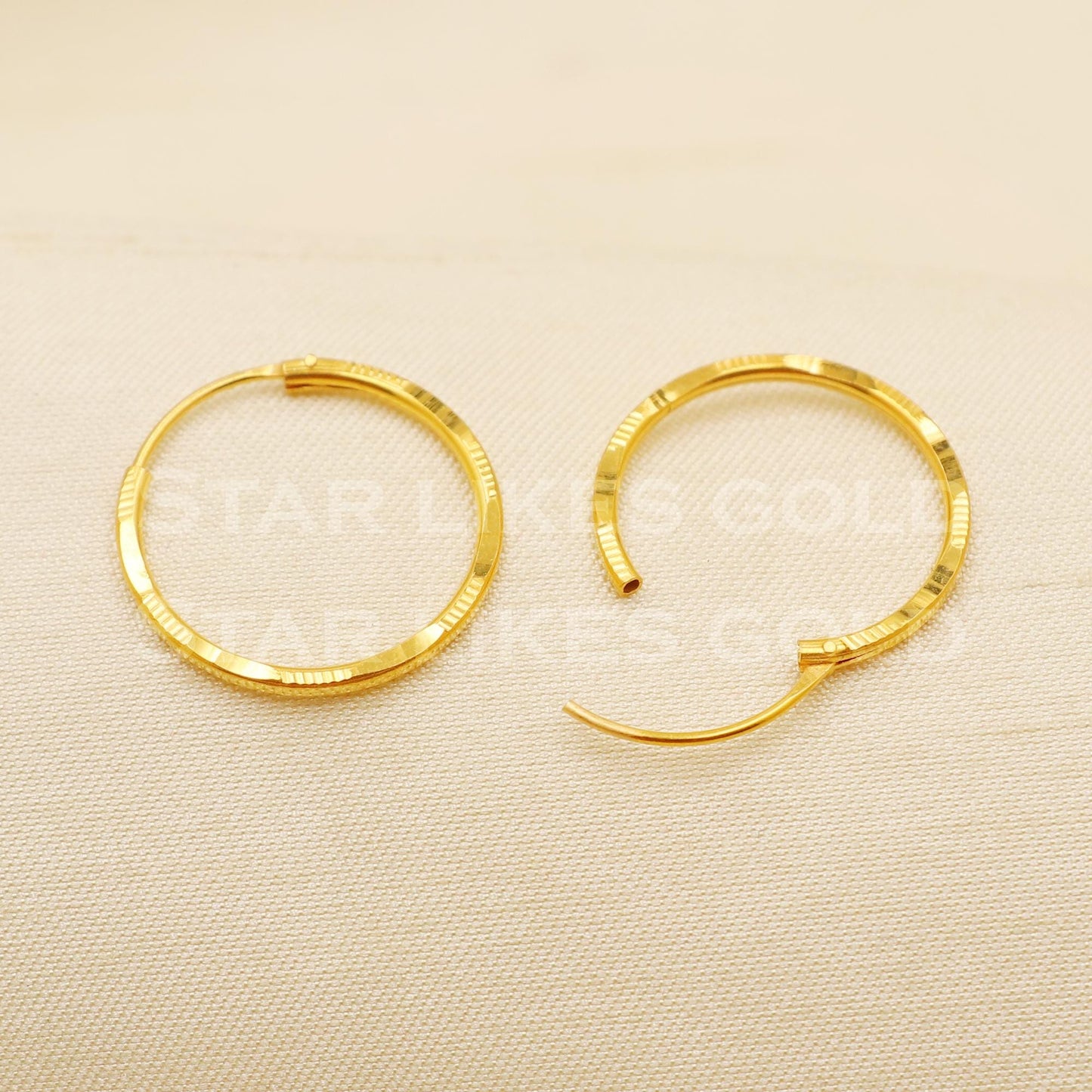 18 karat 18k gold bali hoop earrings, B1496