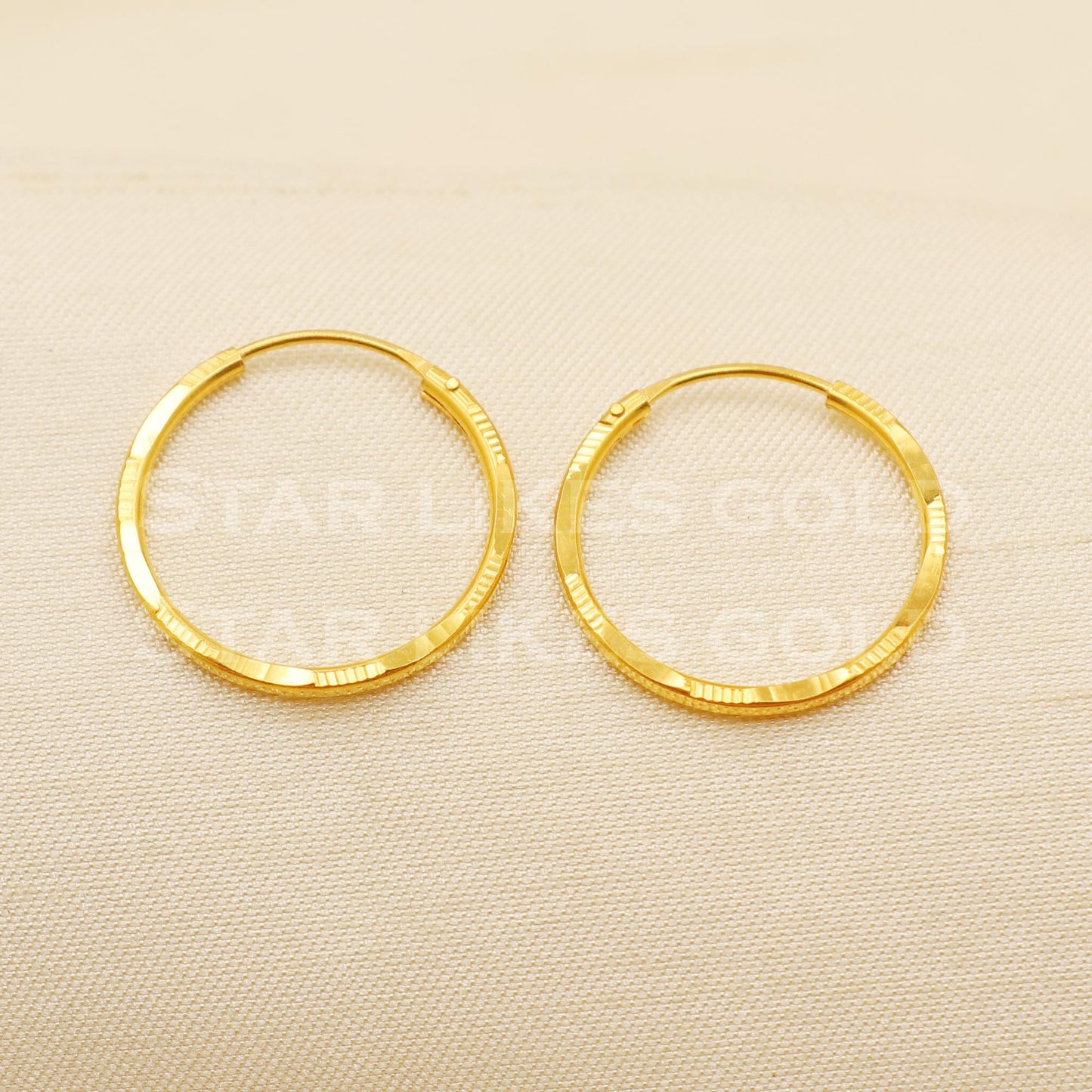 18 karat 18k gold bali hoop earrings, B1496