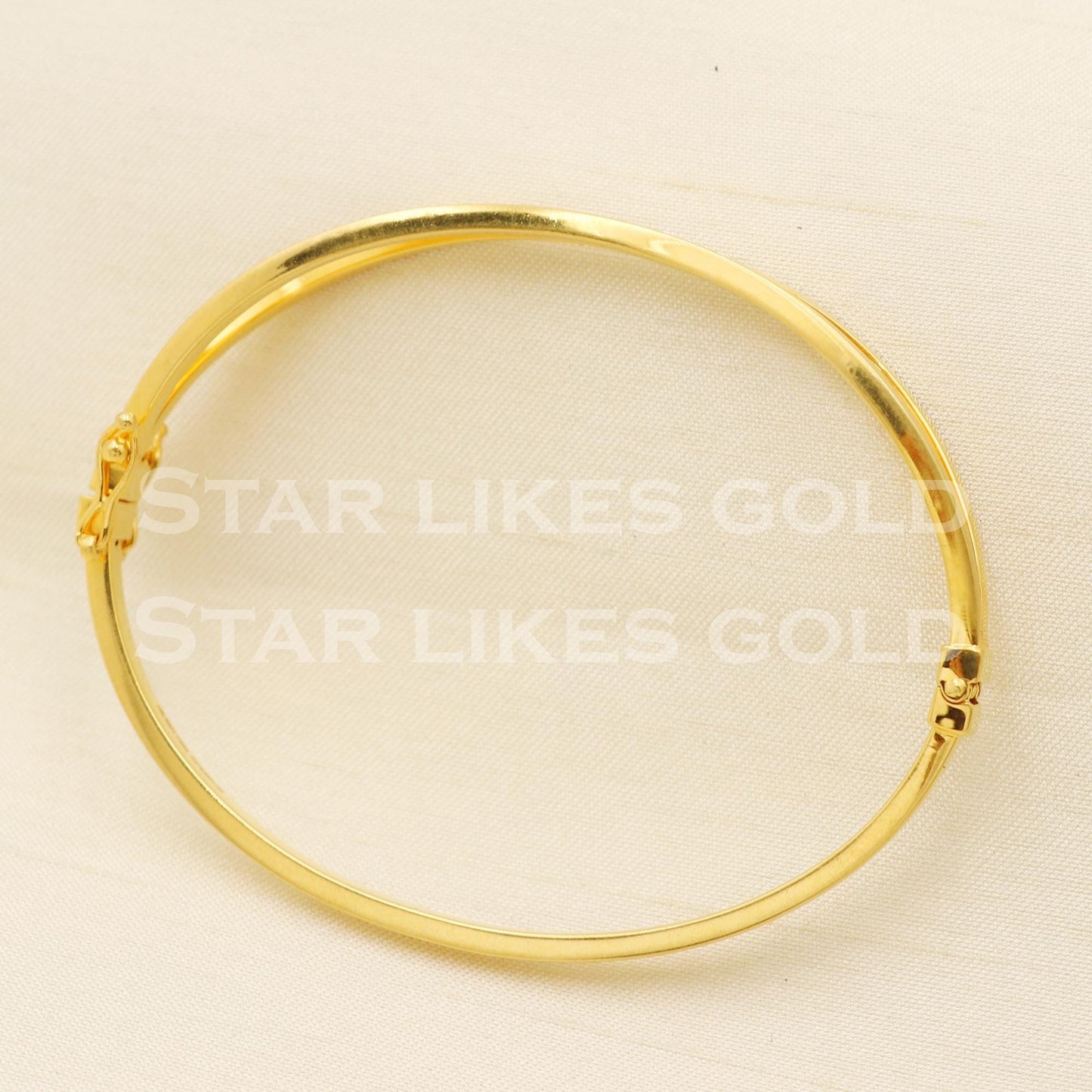 18 Karat Gold Sleek Double Line Crossover Bangle Bracelet for Women, PR1393