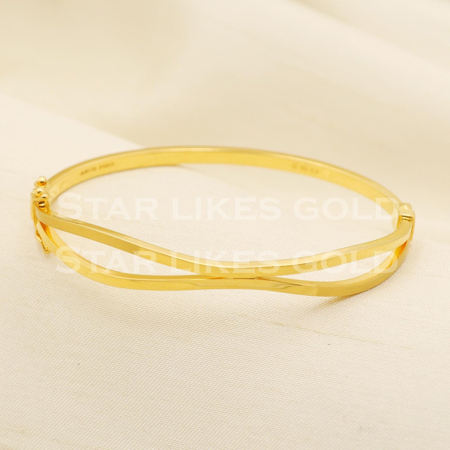 18 Karat Gold Sleek Double Line Crossover Bangle Bracelet for Women, PR1393