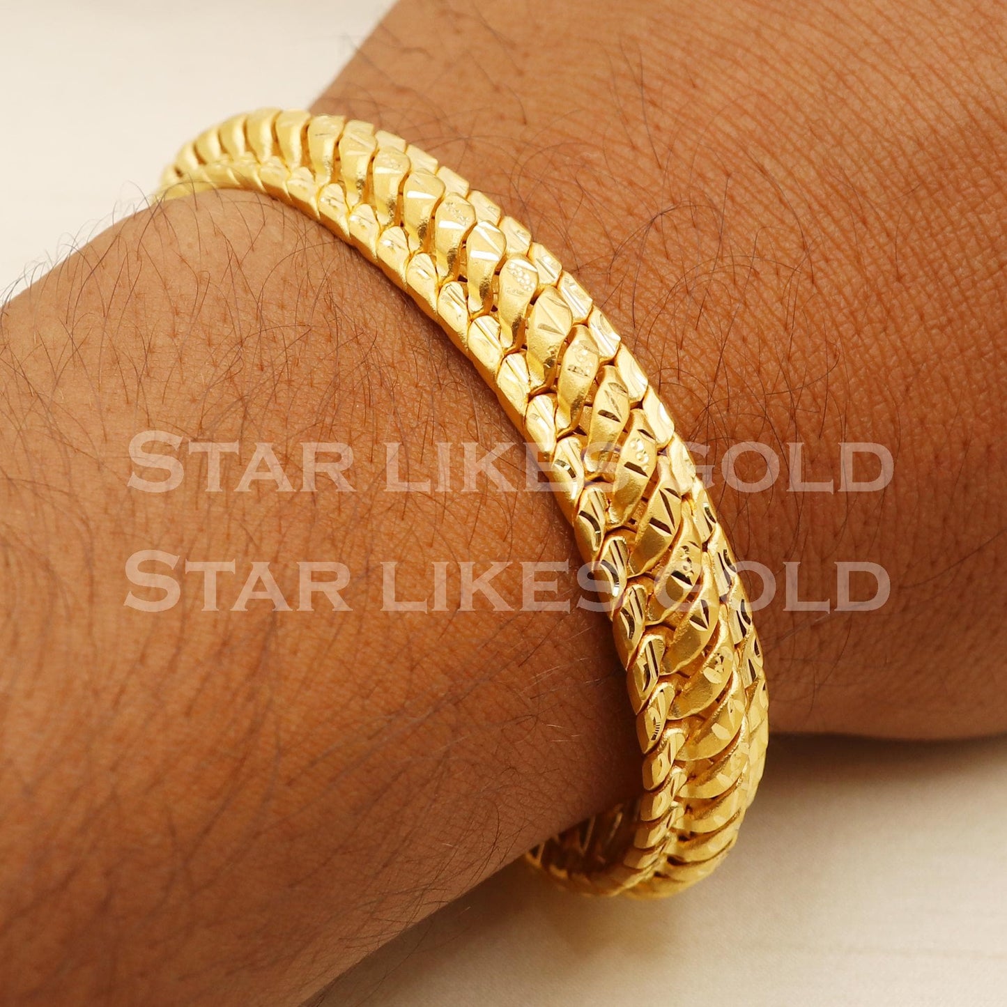 Luxury 22K Yellow Gold Hallmark Bold Men's Wrist Chain, B1620