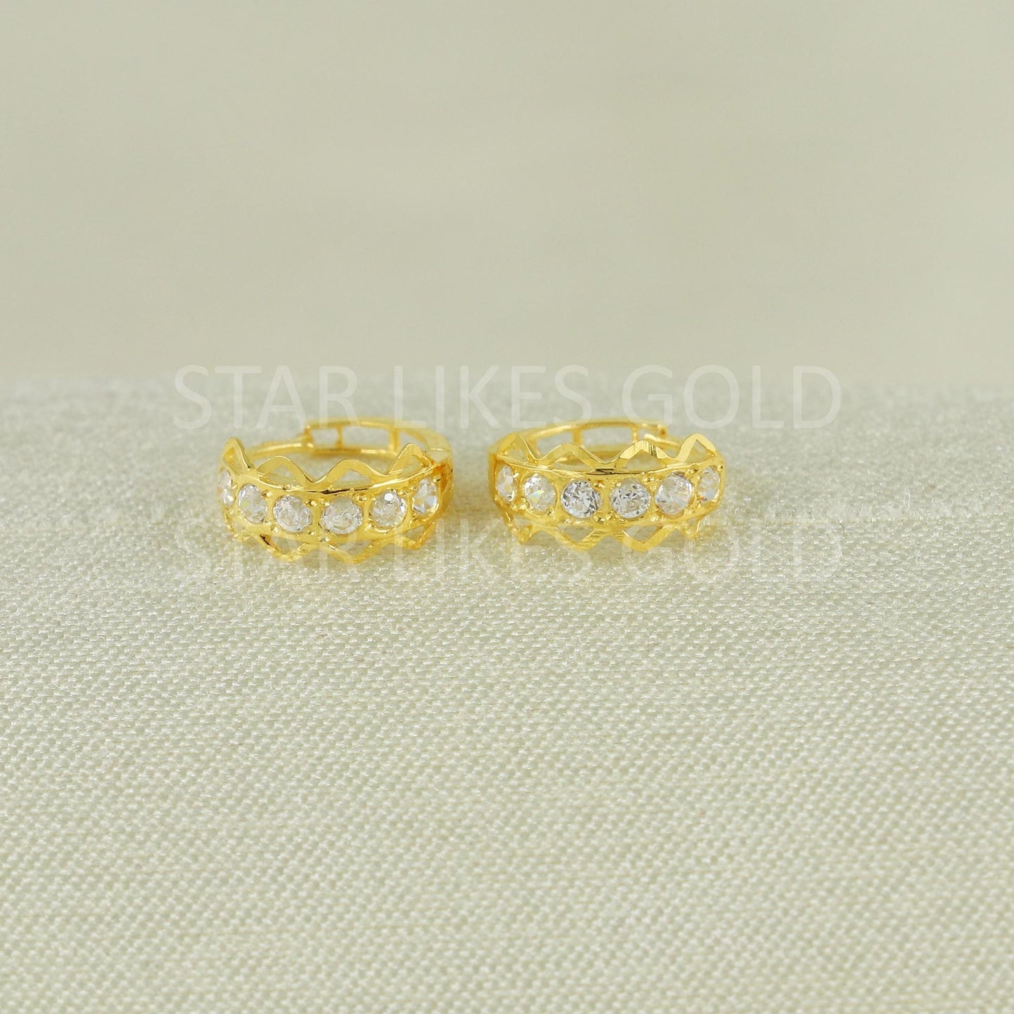 Exquisite 18k Gold Cubic Zirconia Classic Hoop Earrings, B1681