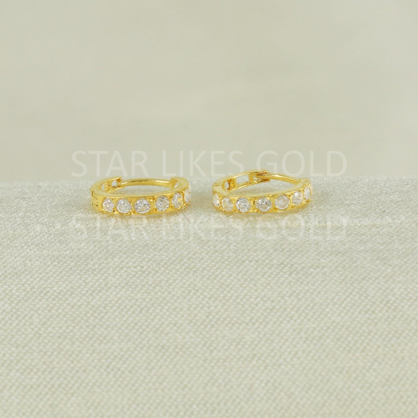 Elegant 18k Gold Stone-Studded Bali Earrings, B1678