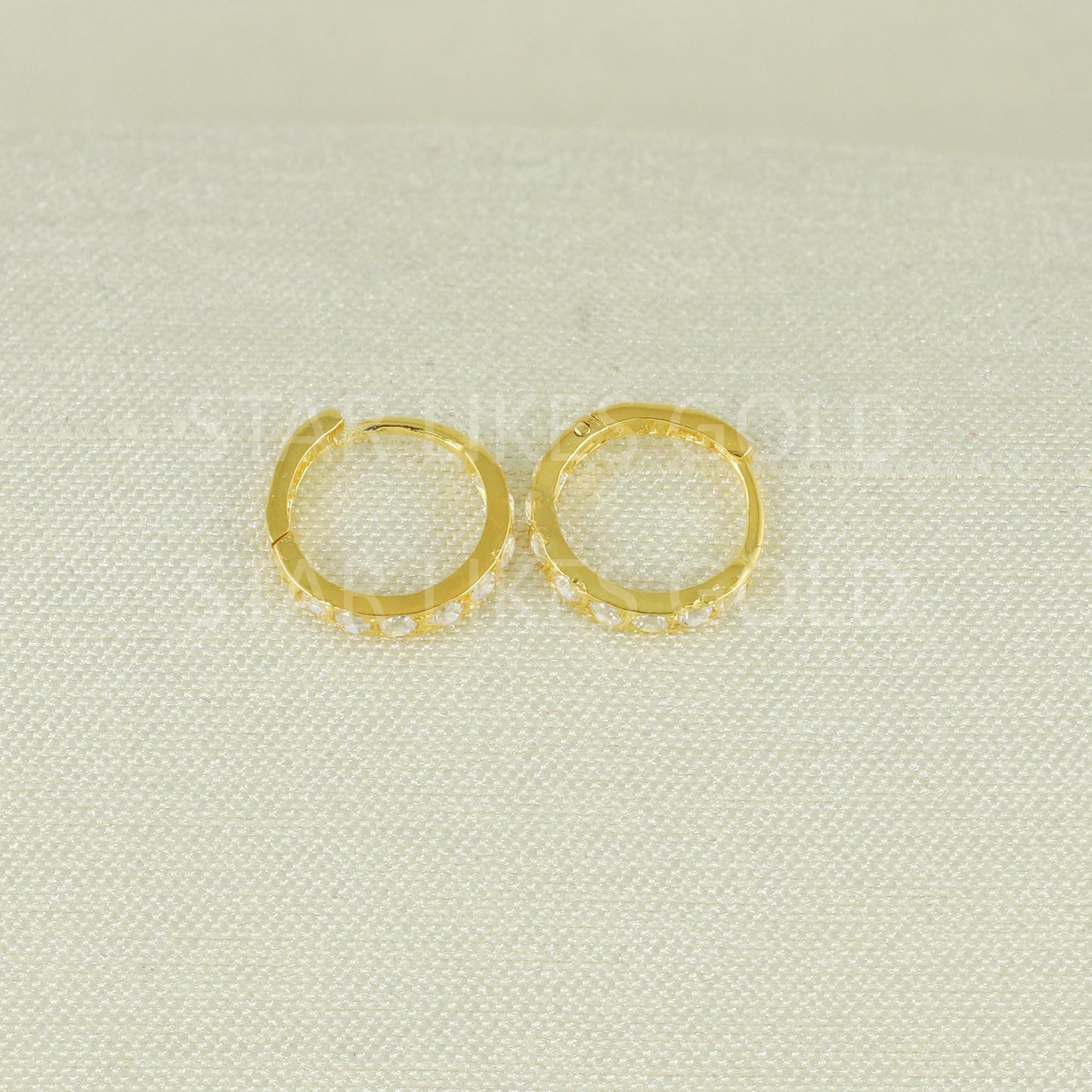 Elegant 18k Gold Stone-Studded Bali Earrings, B1678