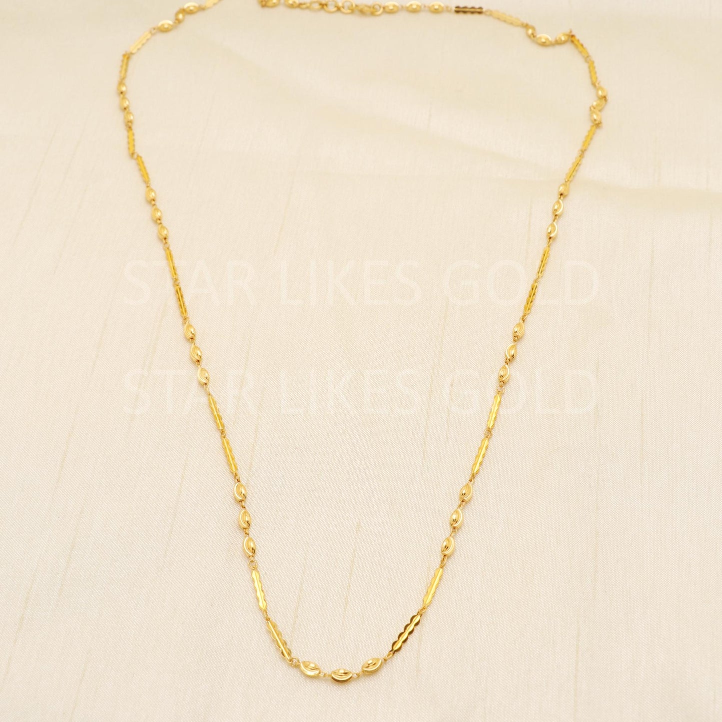 22k Hallmark Gold Textured Leaf Motif and Oval Bead Chain, B1726