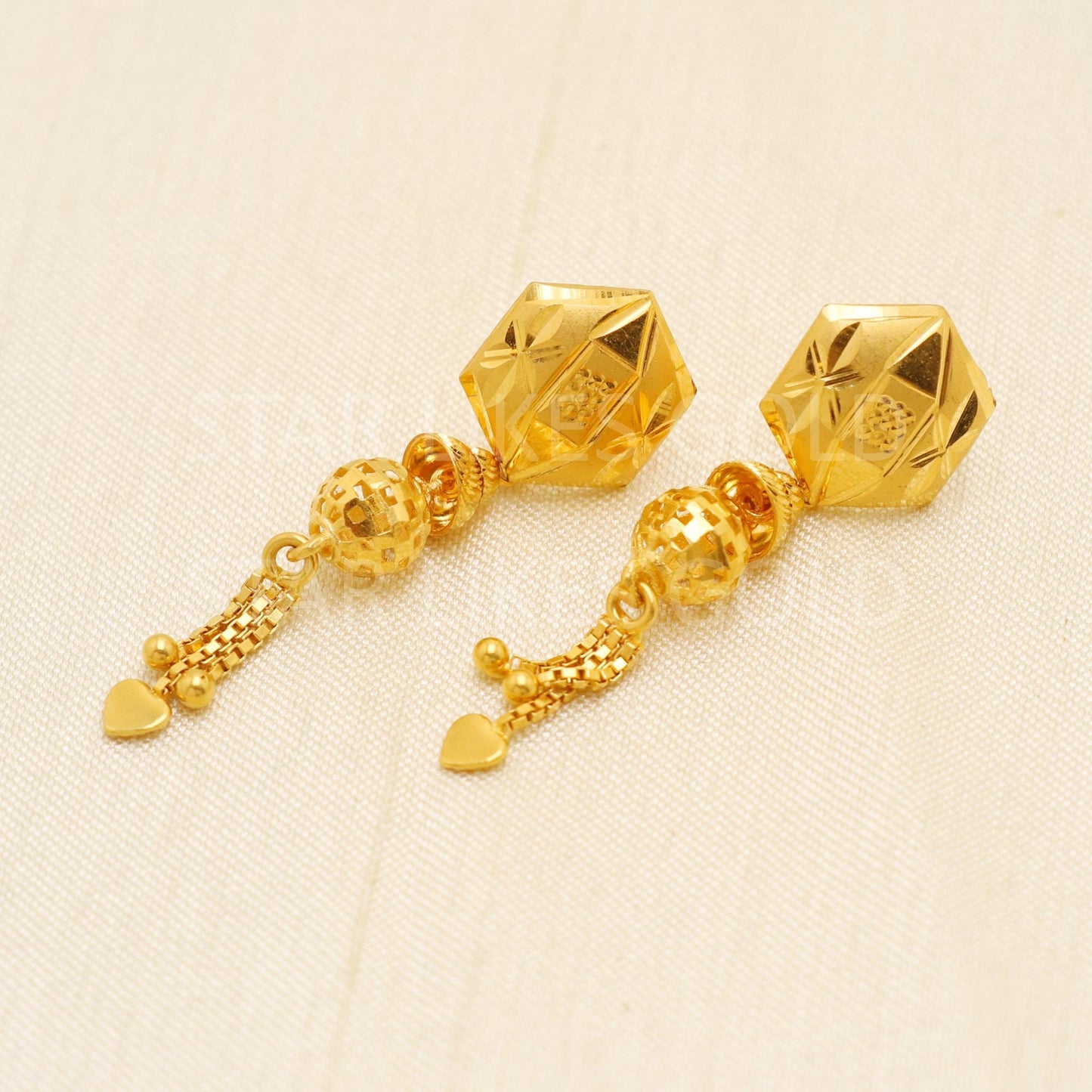 Classy Hallmark 22k Gold High-Polish Heritage Earrings by starlikesgold, B1733