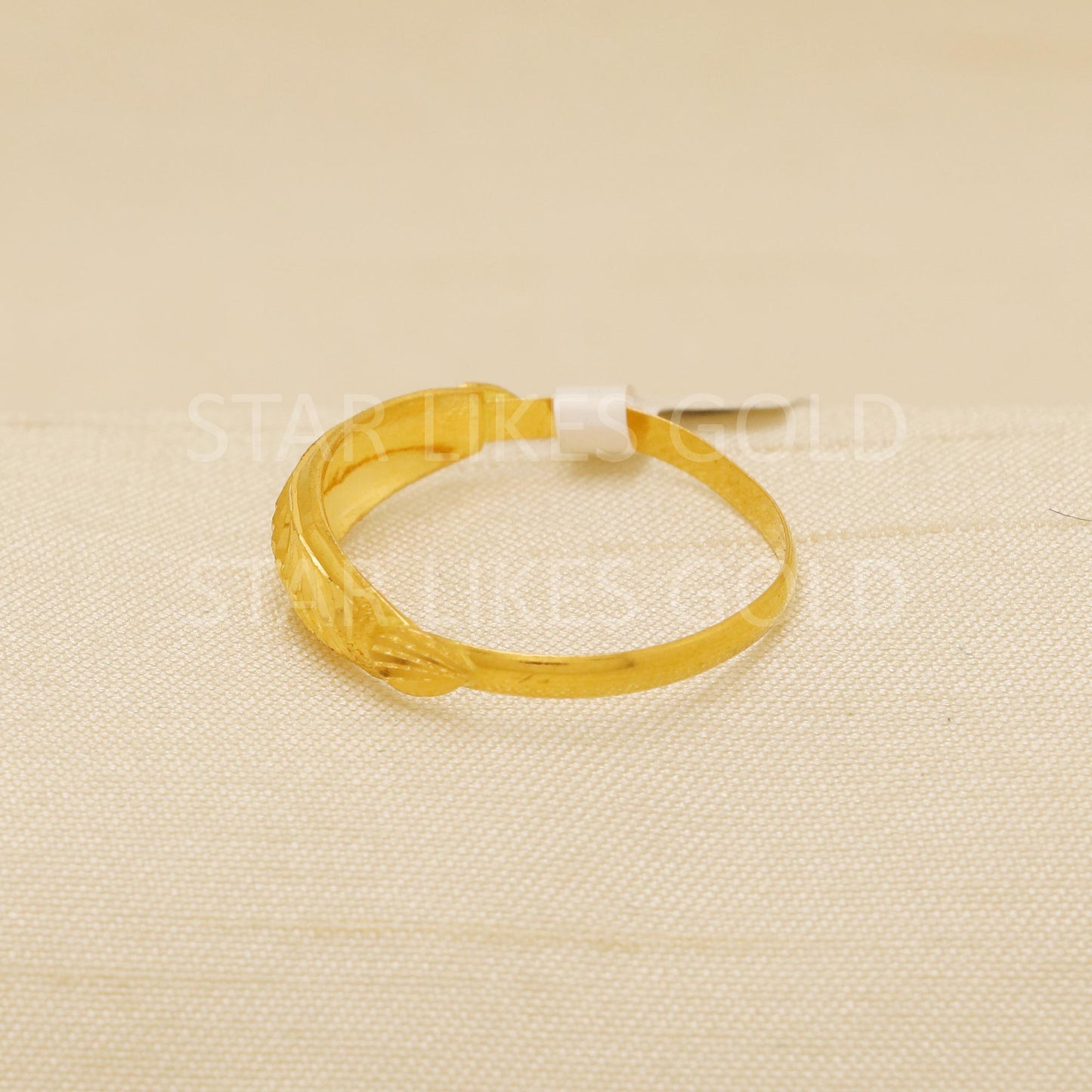 Hallmark 22k Gold Sleek Band Ring with Elegant Carved Leaf Pattern, B1832