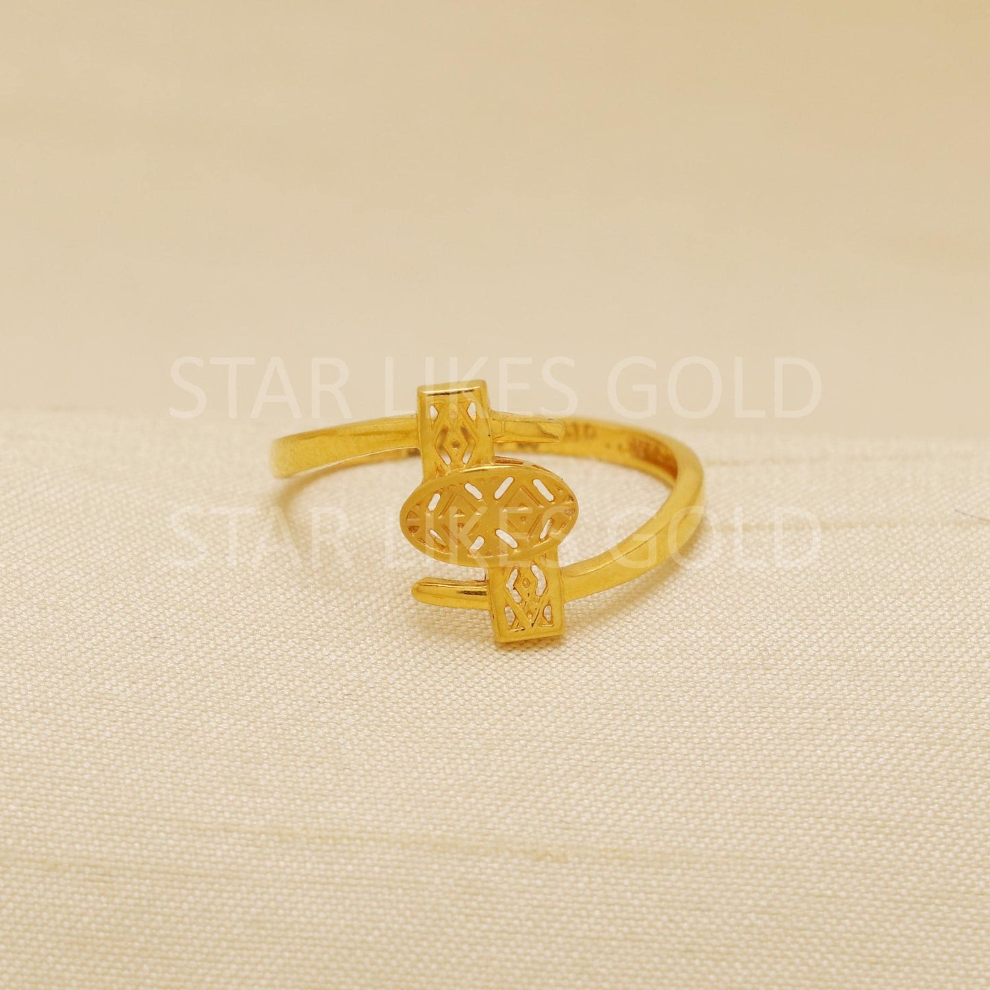 Hallmark 22k Gold Modern Fusion Ring with Unique Oval & Vertical Cut-Outs, B1837