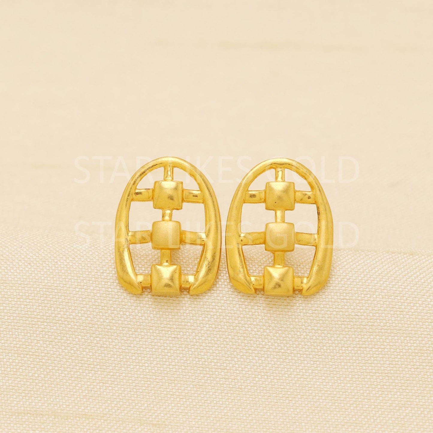 Stunning 22 karat 22k gold Stud Designers Earrings jewelry, B1887