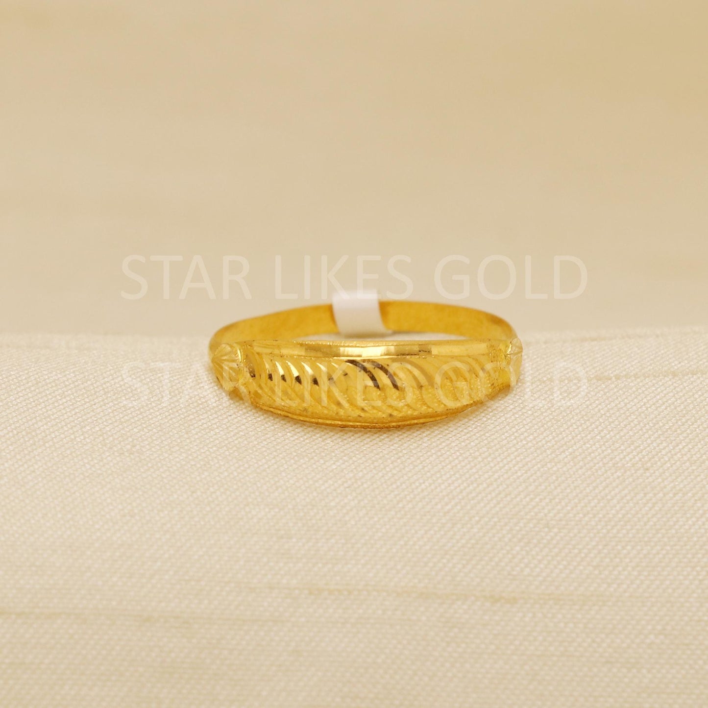 Hallmark 22k Gold Sleek Band Ring with Elegant Carved Leaf Pattern, B1832
