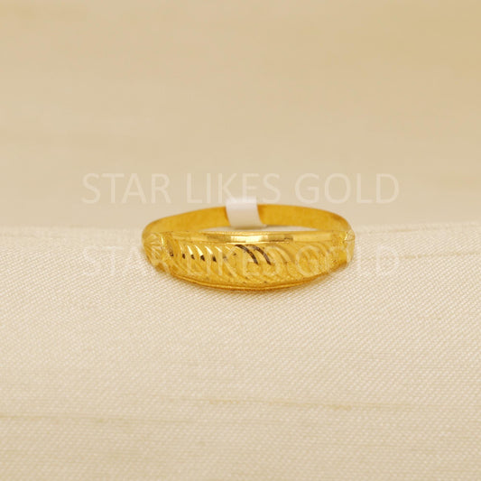 Hallmark 22k Gold Sleek Band Ring with Elegant Carved Leaf Pattern, B1832