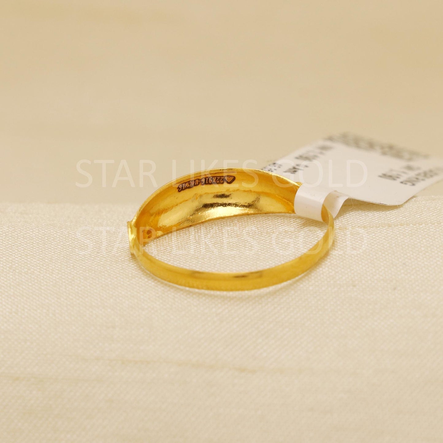 Hallmark 22k Gold Sleek Band Ring with Elegant Carved Leaf Pattern, B1832