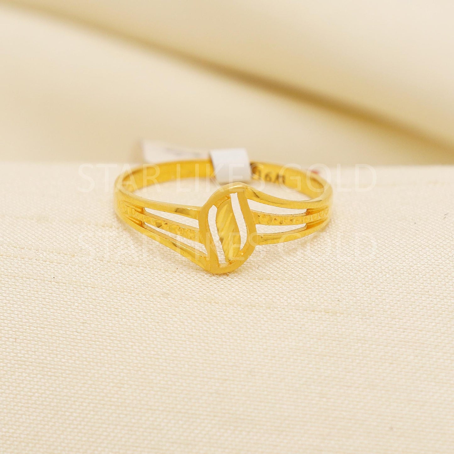 Exquisite 22K Gold Leaf Pattern Ring with Central Stone Studded Halo, PR2168