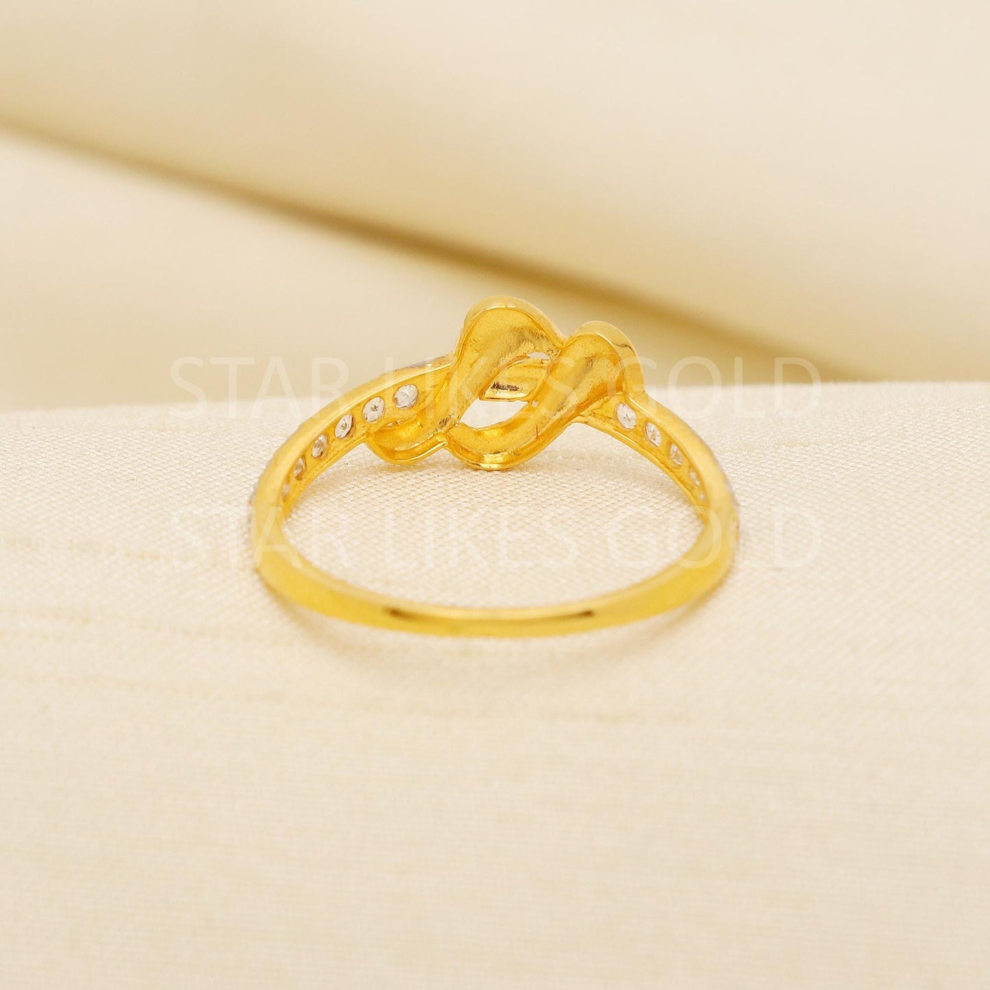 Modern Twist 22K Yellow Gold Ribbon Ring with Side Stone Detailing, PR2176