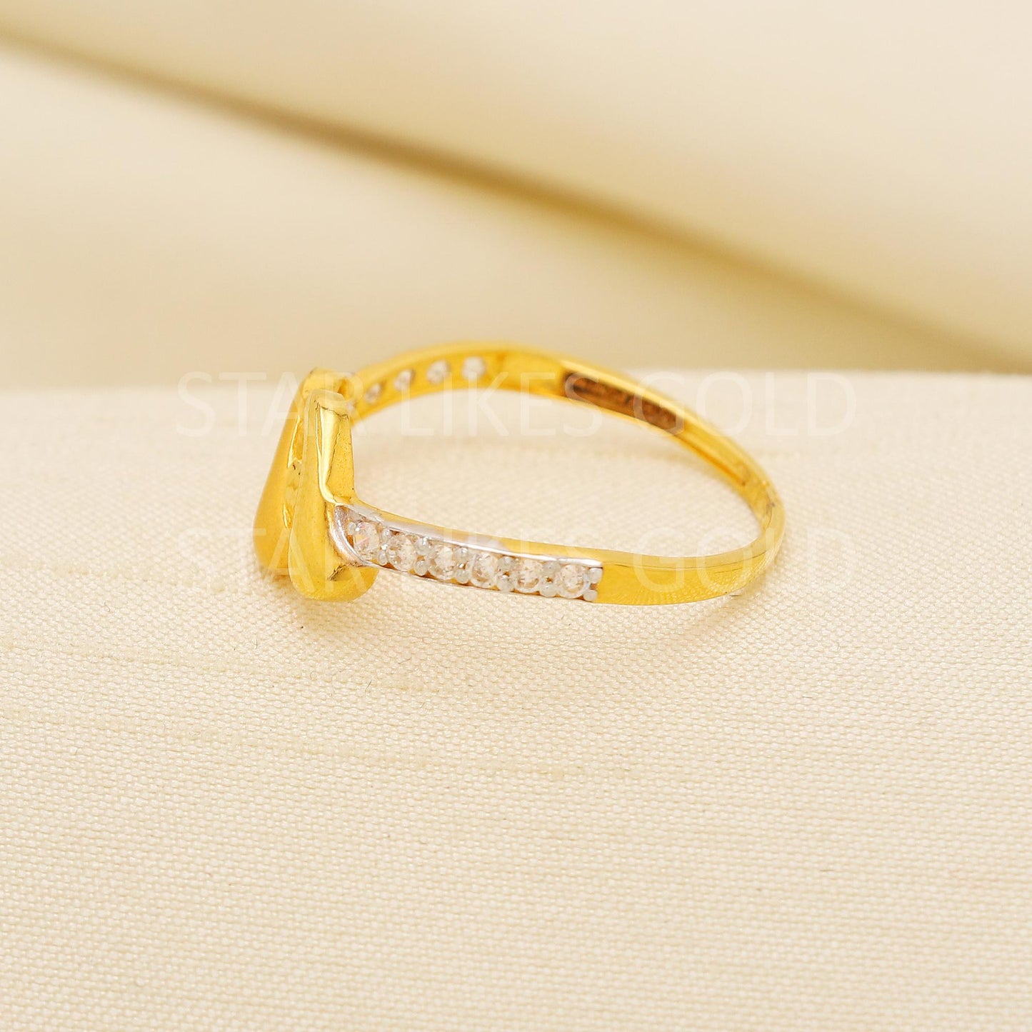 Modern Twist 22K Yellow Gold Ribbon Ring with Side Stone Detailing, PR2176