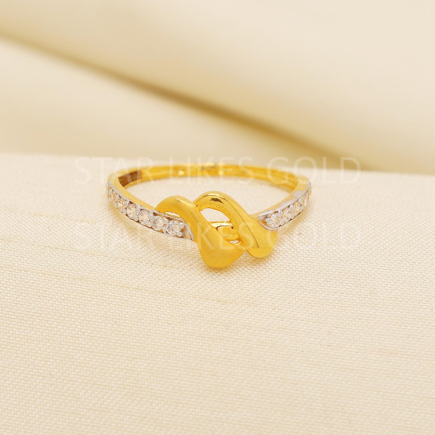 Modern Twist 22K Yellow Gold Ribbon Ring with Side Stone Detailing, PR2176