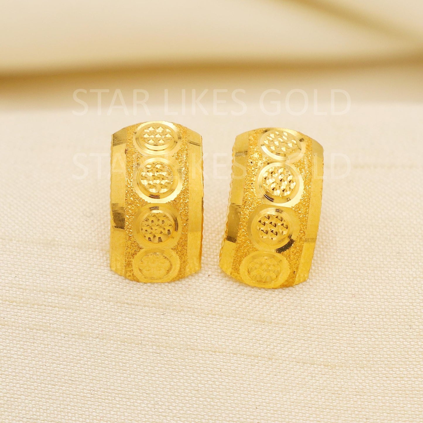 Hallmark 18k Gold Broad Stud Earrings with Textured Circular Pattern, PR2199