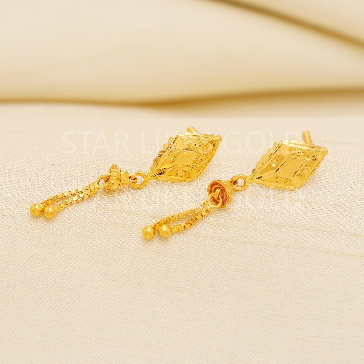 Hallmark 22k Gold Unique Fusion Geometric Studs for a Sophisticated Look, PR2217