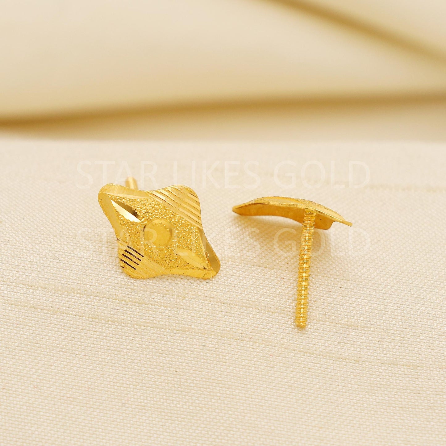 Hallmark 22k Gold Unique Fusion Geometric Studs for a Sophisticated Look, PR2218