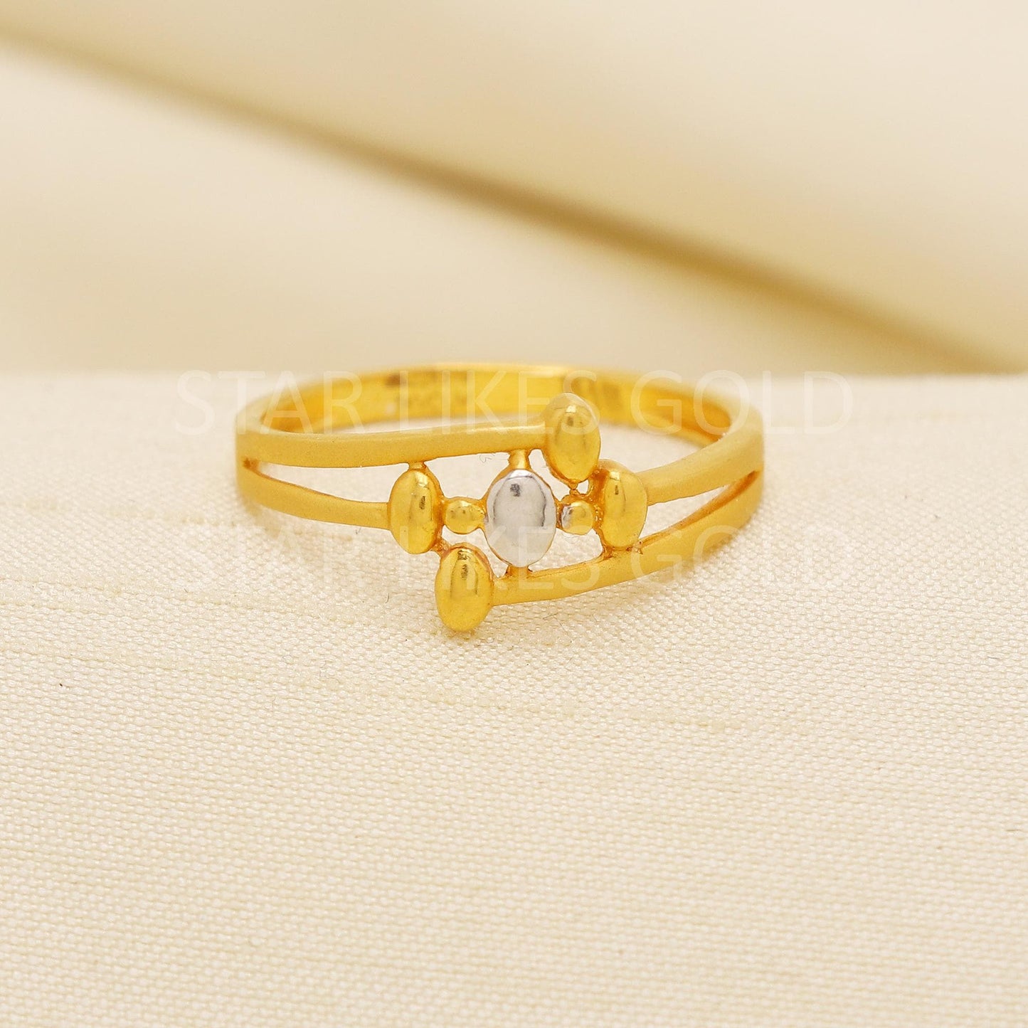 Elegant 22K Dual-Tone Gold Floral Fusion Ring for Women, PR2174