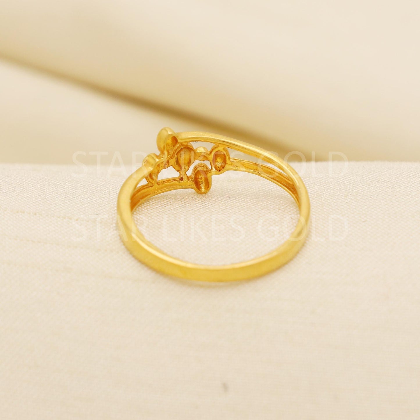 Elegant 22K Dual-Tone Gold Floral Fusion Ring for Women, PR2174