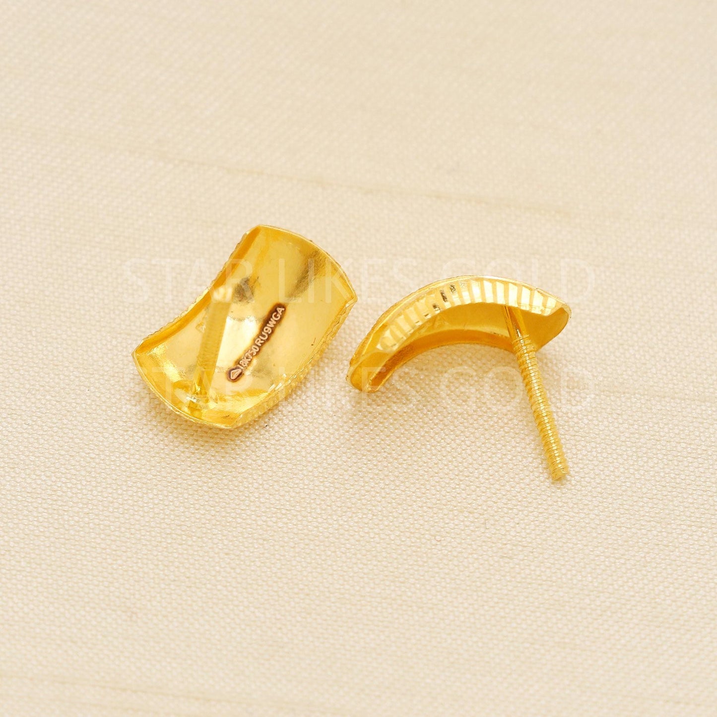Hallmark 18k Gold Broad Stud Earrings with Textured Circular Pattern, PR2199