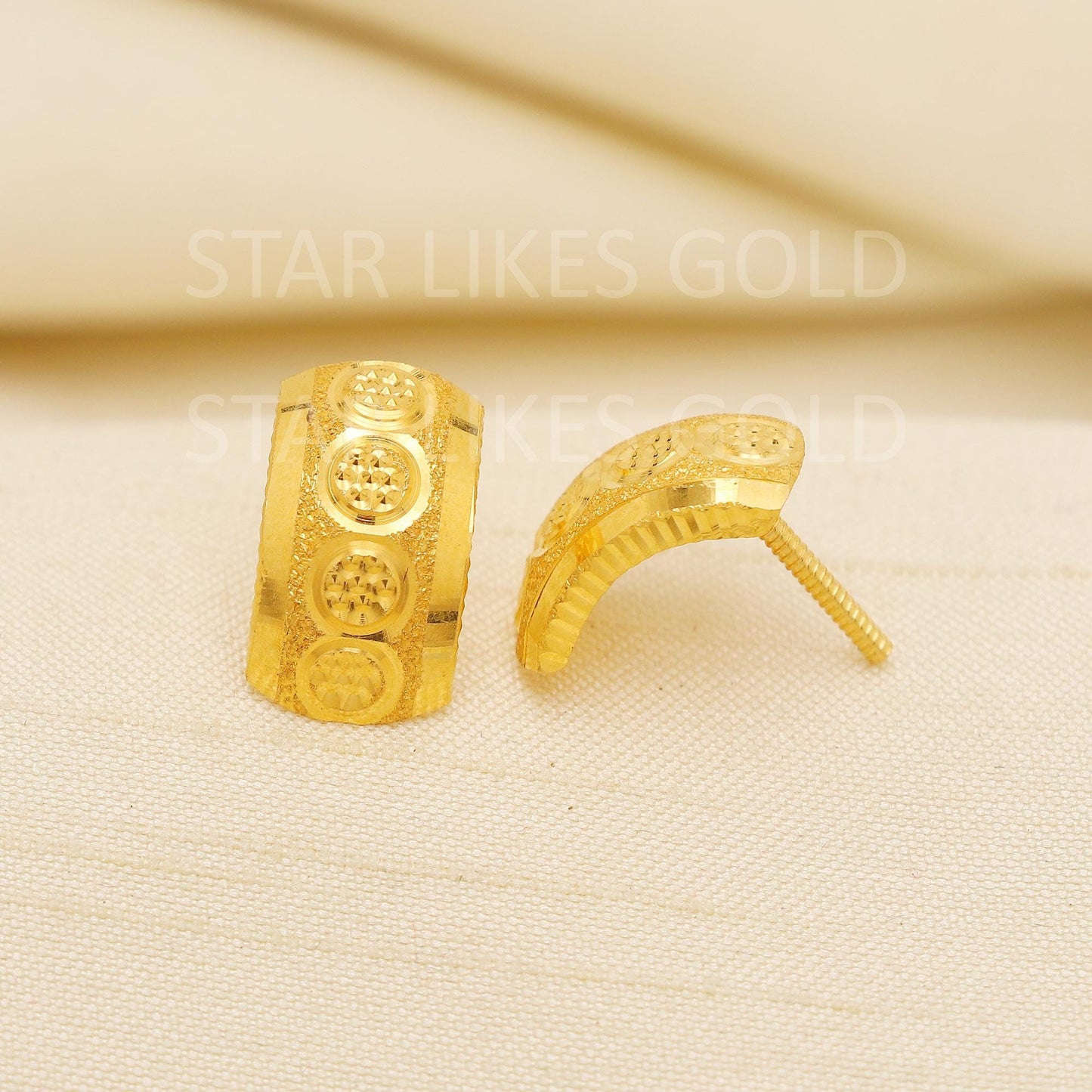 Hallmark 18k Gold Broad Stud Earrings with Textured Circular Pattern, PR2199