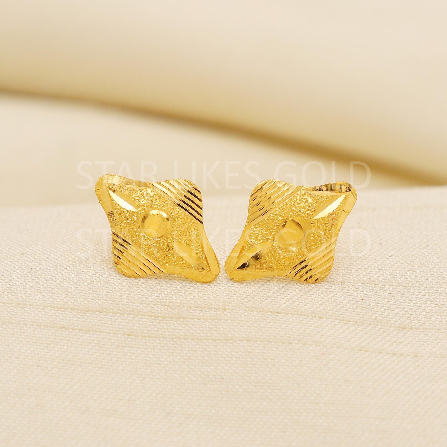 Hallmark 22k Gold Unique Fusion Geometric Studs for a Sophisticated Look, PR2218